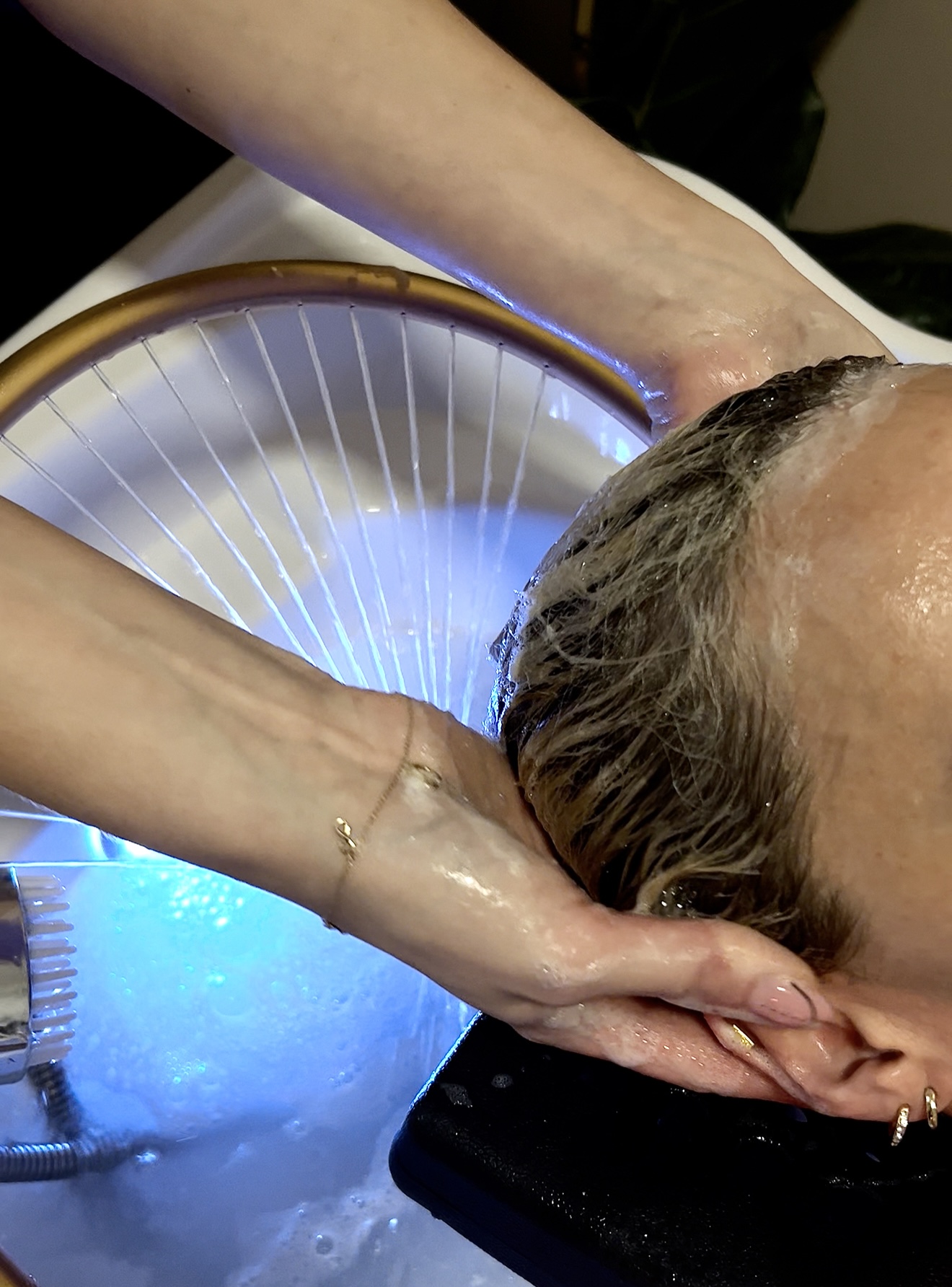 Masaż skóry głowy podczas rytuału Head SPA