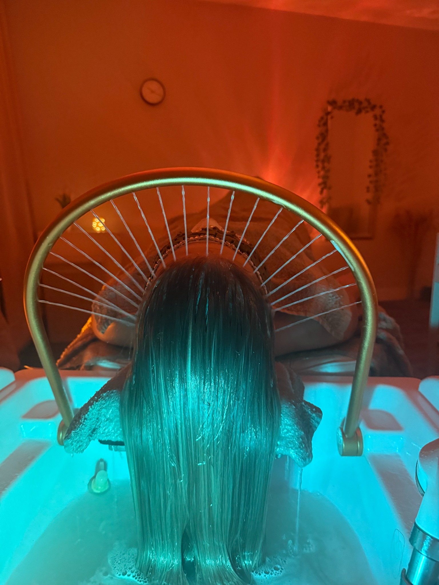 Łuk wodny podczas zabiegu Head SPA w salonie O włos od SPA